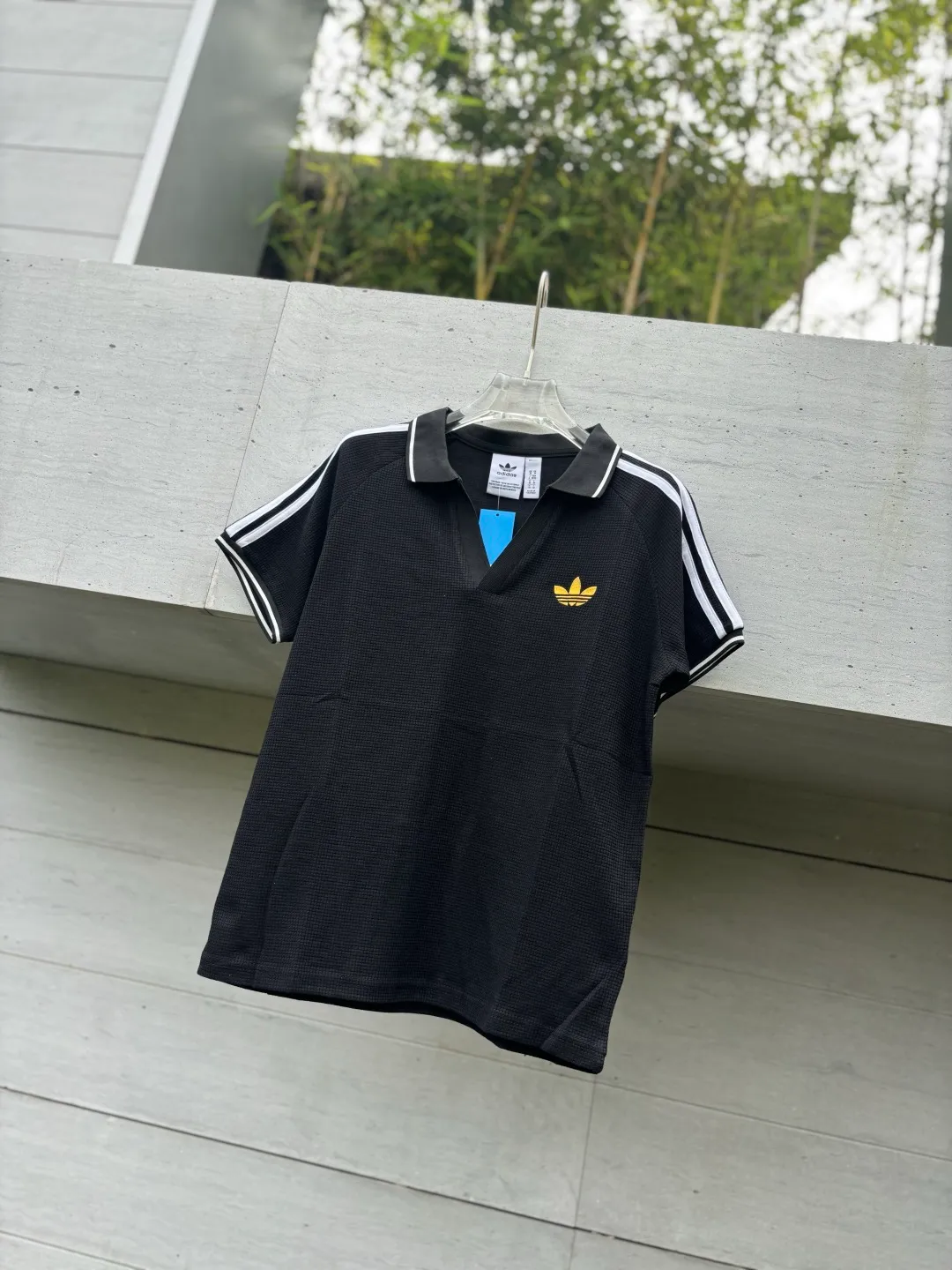 🈴𝟰 Color collection. Chip version 𝟬𝟱𝟰𝟰𝟳# Exclusive real shot/difference between various stolen pictures and online version on the market [𝗔𝗱𝗶𝗱𝗮𝘀Adidas clover chest embroidery for men and women Same Style𝗩 collar short sleeves] ✅Full set of 1:1 customized accessories ➕Customized three-label ➕𝗬𝘂𝗮𝗻 version hang tag ➕𝗹𝗼𝗴𝗼 packaging bag🔥 ➕Scan the tag to enter the official website. ✅Top Original version, ins Xiaohongshu Dewu Kuaishou and many bloggers wear it. ✅Adidas is a rare V-neck with no buttons, personalized setting and generous temperament, showing the elegance at a glance. ✅Three standards are customized with 270g waffle original Authentic custom-made imported fabrics for the watch, and the overall tailoring adopts three-dimensional structure tailoring! Ergonomically designed, more flexible when wearing! The cut is streamlined and streamlined, allowing you to move flexibly with your body! Integrates functionality, beauty and durability! Suitable for business, travel, leisure and many other occasions! ⭕The high version of the best products🐮is different from the junk products in the market🗯️The same picture but different prices means different versions. ❌Don’t be fooled by the same copywriters and pirated pictures from outside that mix and distribute high-luxury pictures at low prices. After comparing the quality, you will know where the gap is. Don’t lie. I don’t guarantee that my products are the cheapest, but I definitely guarantee that they are worth every penny of your hard-earned money! ‼ ️We don’t slash prices or lower prices, we supply products with heart and only make high-end versions!!! Breasts Jimei must see the details of my home clearly, the pictures of my home are all taken by the owner himself❤️ Color: White Black Green Light Blue Size S-XXL